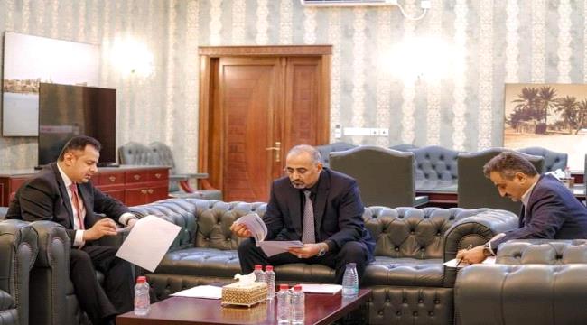 الزُبيدي يوجه الحكومة بسرعة إنجاز مصفوفة المشاريع العاجلة 