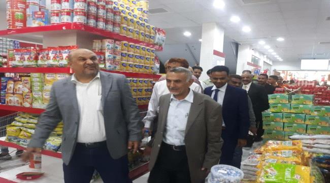 وكيل محافظة عدن يفتتح أحد المشاريع الاستثمارية التجارية في العاصمة عدن 