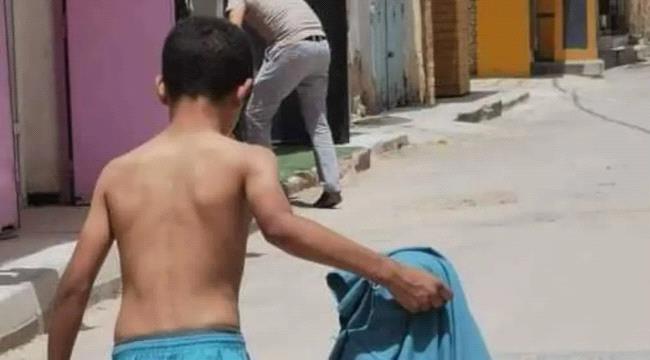 صورة تخطف القلوب .. يخلع قميصه لحماية شقيقه من الشمس