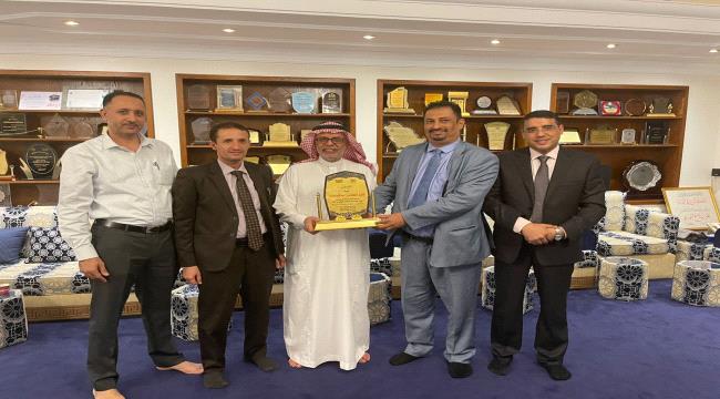 الجفري يقدم درع وزارة التعليم العالي لرئيس مجلس أمناء مؤسسة حضرموت تنمية بشرية