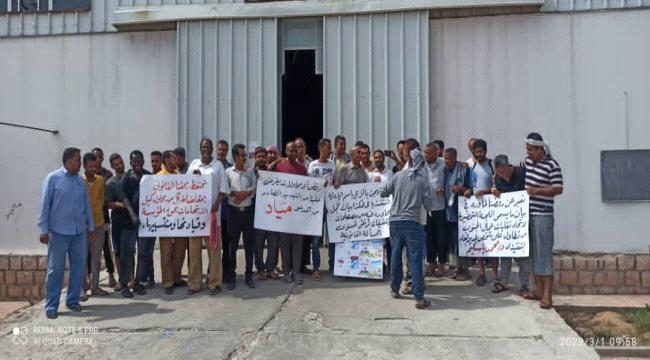 وقفة احتجاجية لعمال مؤسسة مطابع الكتاب المدرسي بحضرموت 