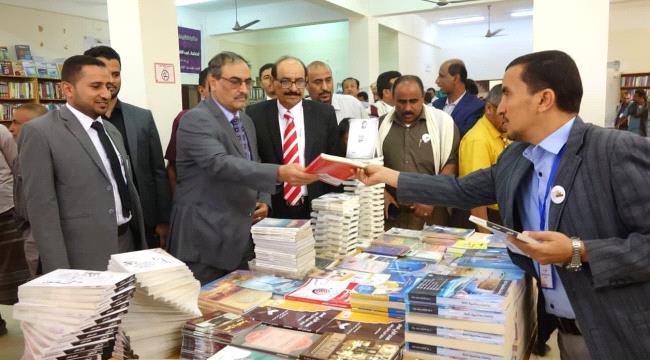 هشله يفتتح معرض شبوة للكتاب بالمركز الثقافي للمحافظة