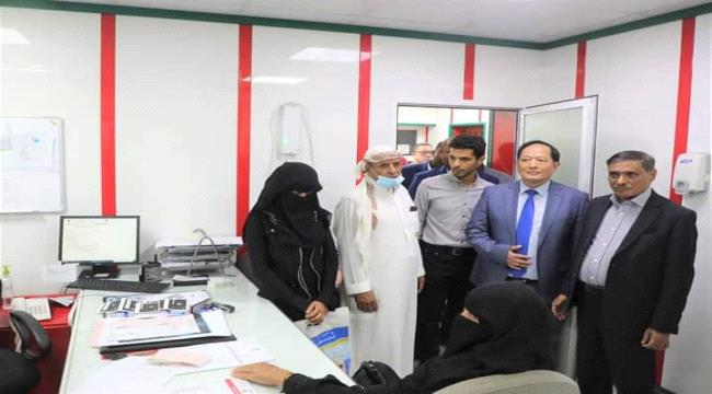 المحافظ البحسني والسيد تشن جي يزوران مركز نبض الحياة لأمراض وجراحة القلب بالمكلا