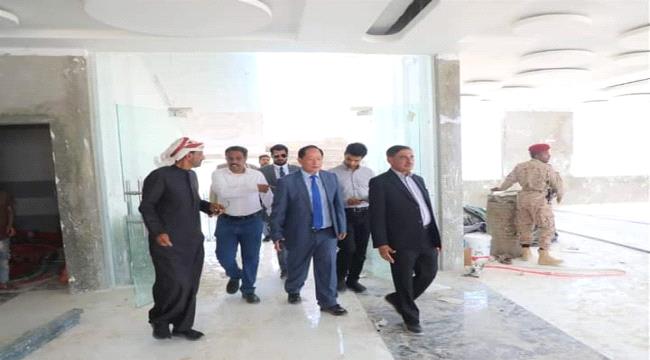 محافظ حضرموت والوفد الصيني يطلعان على سير الأعمال في مشروع منتزه المكلا بارك الترفيهي