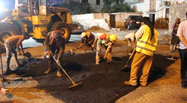 الطرق والجسور تُواصل اعمال مشروع ترميم الطرقات بمديرية صيرة في عدن