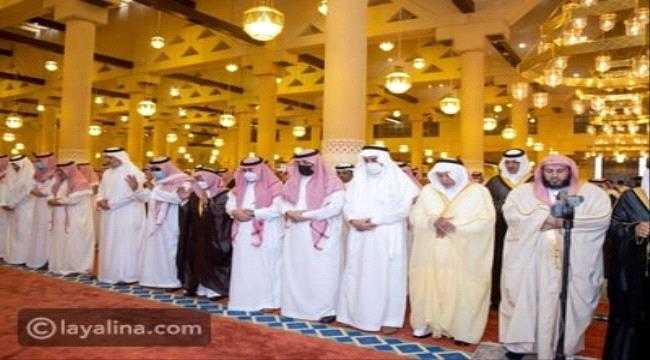 أمير الرياض يؤدي صلاة الميت على الأميرة نورة بنت فيصل بن عبدالعزيز