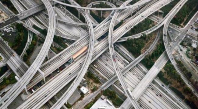 شاهد بالصور.. طفل موهوب يبدع في تصميم الطرق بأشكال هندسية رائعة