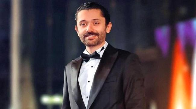 كريم محمود عبد العزيز يروي بالفيديو موقفاً مع والده جعله يبتعد عن التمثيل