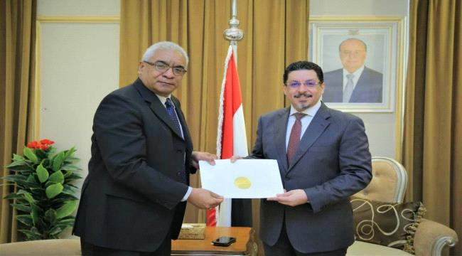 بن مبارك يتسلم نسخة من أوراق اعتماد سفير كوبا 