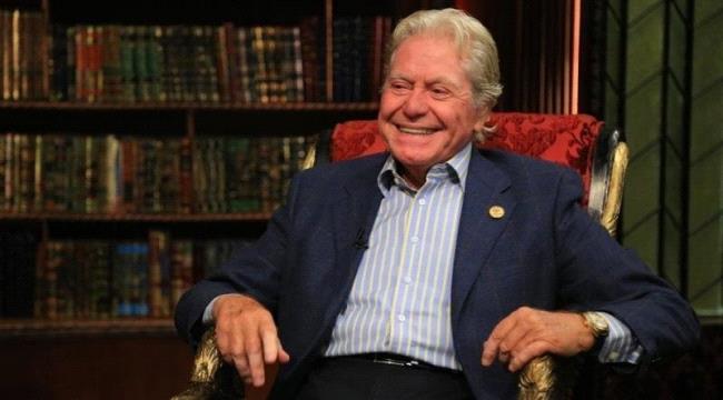 فيديو تعليق غير متوقع من حسين فهمي بعد الحديث عن زواجه من أنغام
