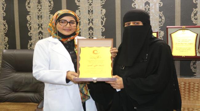 إدارة مستشفى الصداقة التعليمي العام تكرم الموظفة وديعة علي محسن بمناسبة عيد الأم