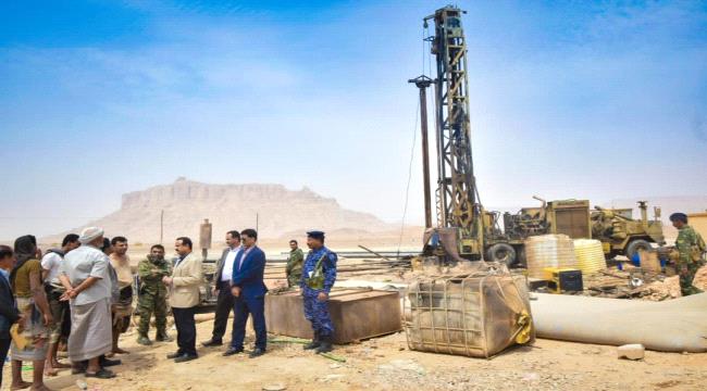 المحافظ بن الوزير يطلع على استكمال مشروع مياه الشبكة في مدينة عتق شبوة