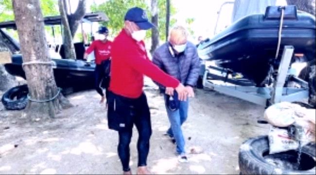 بعد فراق عامين .. رجل يخاطر بعبور الخليج على قارب مطاطي لملاقاة زوجته