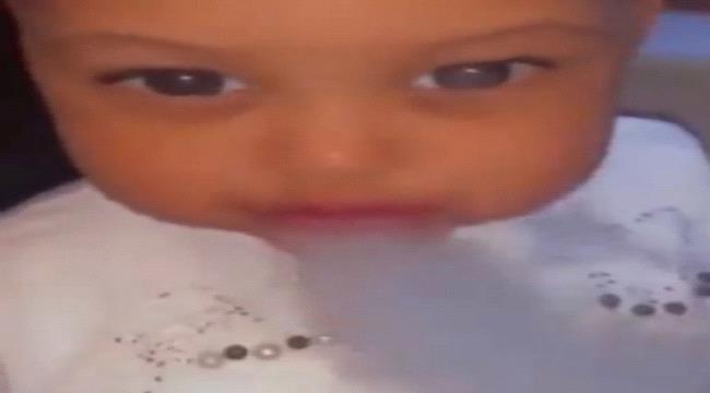 السلطات السعودية تتدخل بعد فيديو "طفلة السيجارة الإلكترونية"