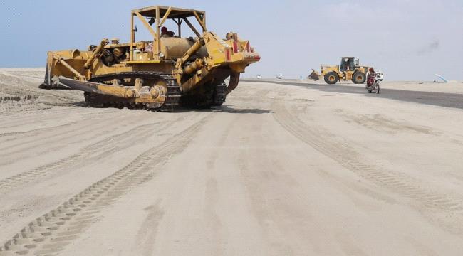 تفادياً للحوادث.. إزاحة الرمال مستمرة بخط دوفس في أبين