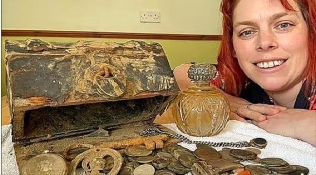تكتشف كنزاً ثميناً أثناء بحثها عن القمامة