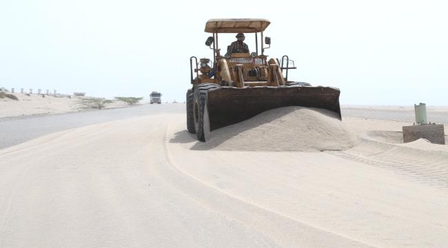 بدء إزاحة الرمال بالخط الدائري في أبين