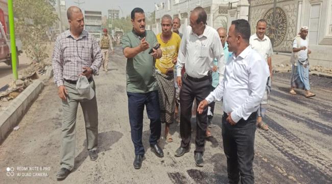 تدشين أعمال سفلتة شارع السجن في منصورة عدن