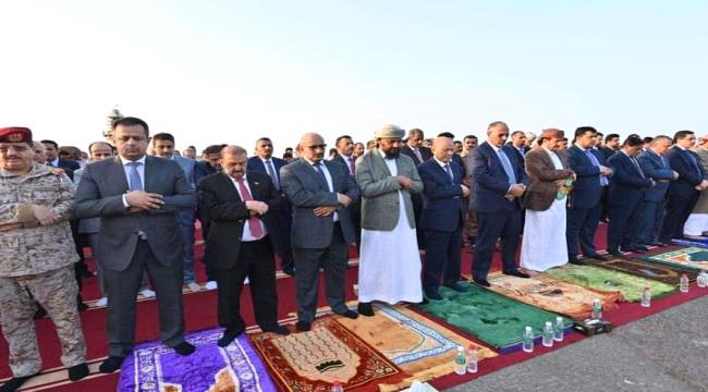 قيادات الدولة تؤدي صلاة عيد الفطر في عدن