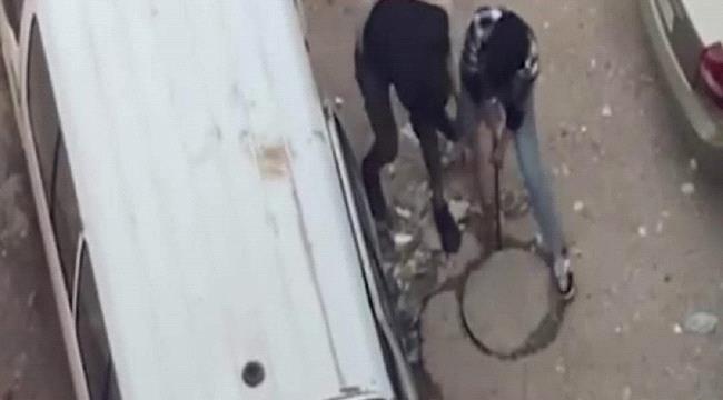 يسرقون شيئاً لا يخطر على بال وكاميرات المراقبة تفضحهم