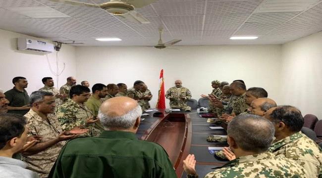نائب رئيس مجلس القيادة الرئاسي يلتقي قيادات عسكرية وأمنية بالساحل الغربي