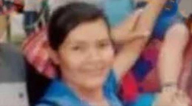 امرأة ميتة تقرع على نعشها خلال مراسم جنازتها