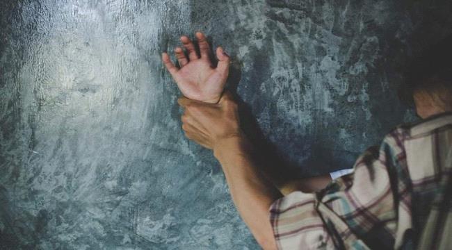 جريمة غامضة.. مقتل رجل ستيني خنقاً وقطع جزء حساس من جسده