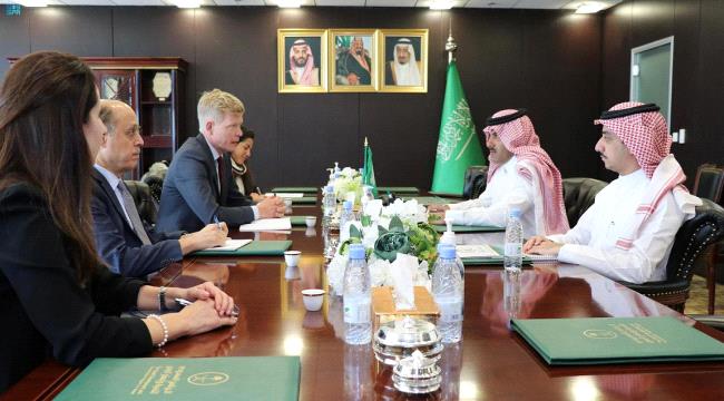 السفير آل جابر يلتقي بالمبعوث الأممي إلى اليمن في الرياض