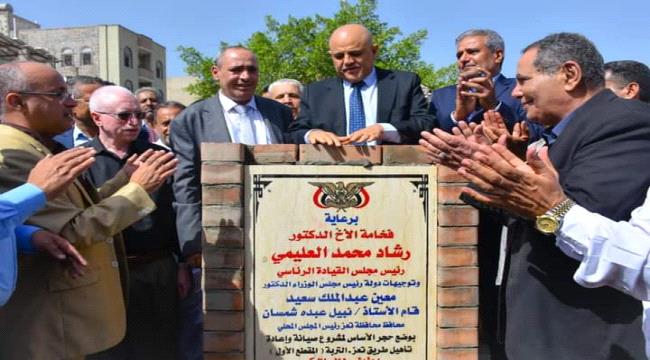 محافظ تعز يدشن العمل لتنفيذ مشروع طريق تعز التربة الإستراتيجي