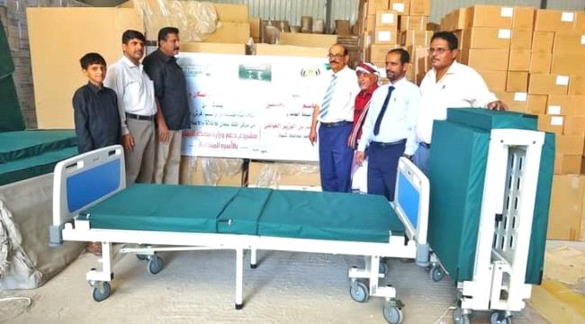 مركز الملك سلمان للاغاثة يسلم مكتب الصحة بشبوة دفعة جديدة من المساعدات الطبية