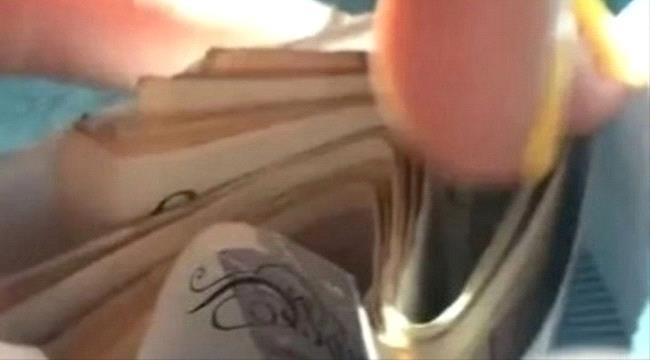 تعثر على نقود مخبأة داخل حذاء اشترته من الإنترنت