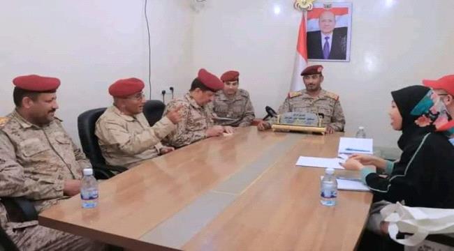 رئيس الأركان يناقش مع الصليب الأحمر أوضاع المختطفين في سجون المليشيا الحوثية