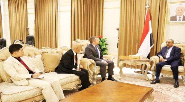 وزير المالية يبحث مع القائم بأعمال السفير الامريكي تعزيز التعاون الثنائي