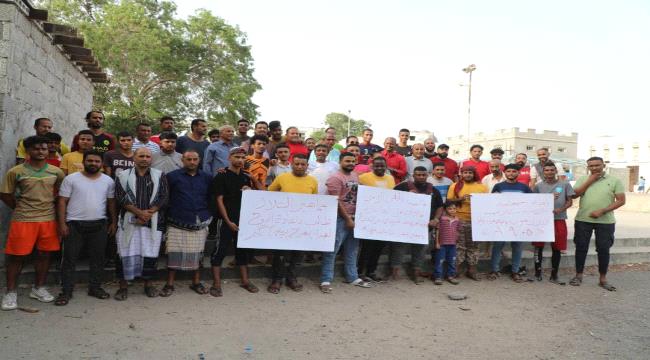 بالصور.. عشرات من التلاليين ينضمون وقفة على اطلال ناديهم مطالبين بإعادة تأهيله