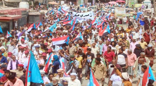 تظاهرة حاشدة كبرى تشهدها حوطة لحج احياء لذكرى فك الارتباط مع الجمهورية العربية اليمنية
