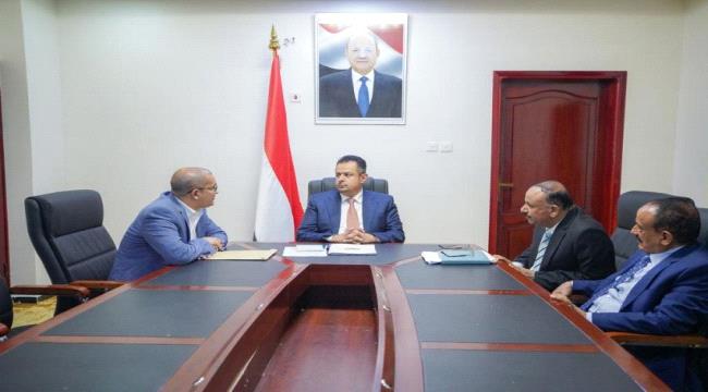رئيس الوزراء اليمني يوجه بسرعة تأهيل ميناء عدن وإخراج السفن المتهالكة