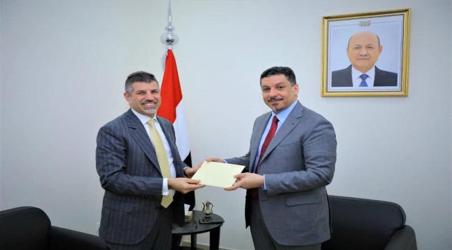 بن مبارك يتسلم نسخة من اوراق اعتماد سفير الولايات المتحدة الأمريكية