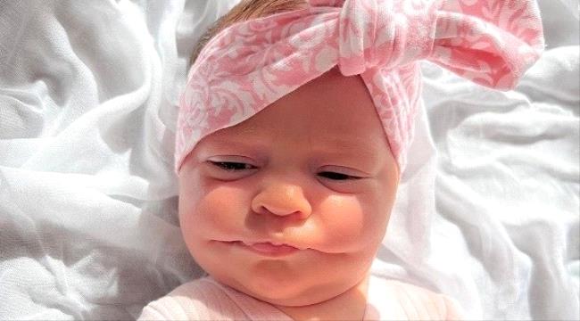 طفلة تولد بابتسامة دائمة بسبب حالة نادرة
