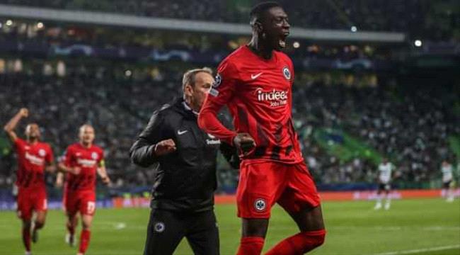 دوري أبطال أوروبا : سيناريو درامي يُؤهل فرانكفورت على حساب لشبونة.. فوز ليفربول وبرشلونة