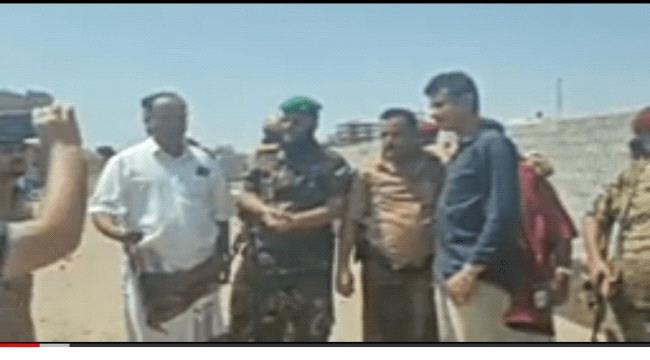 إزالة بناء عشوائي من متنفس عام في الشيخ عثمان شمال عدن