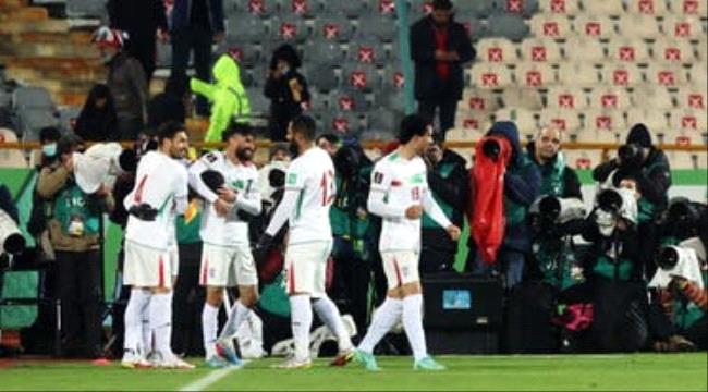 إيرانيون يطالبون بحرمان منتخبهم من كأس العالم