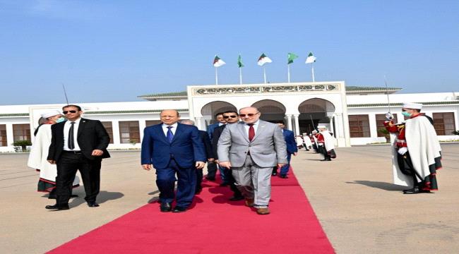 العليمي يغادر الجزائر بعد مشاركته في القمة العربية