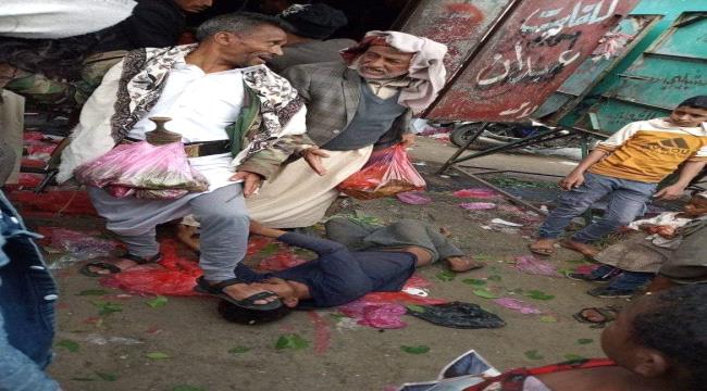 حوثي يدوس بقدمه على رأس شاب مصاب بحالة نفسية ”صورة“