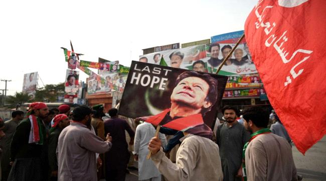 باكستان تواجه "وضعا خطيرا" بعد محاولة اغتيال عمران خان