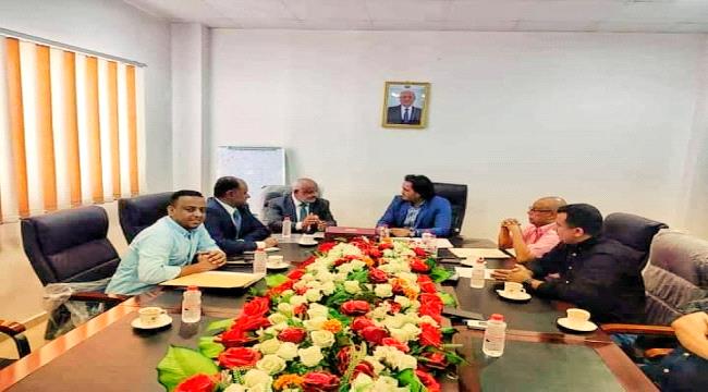 وزير الكهرباء يناقش مع محافظ الحديدة إعادة التيار الكهربائي لمدينتي الخوخة وحيس 