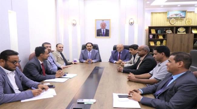 الوزير البكري يوقع إتفاقية تعشيب ملعب الشهداء في تعز