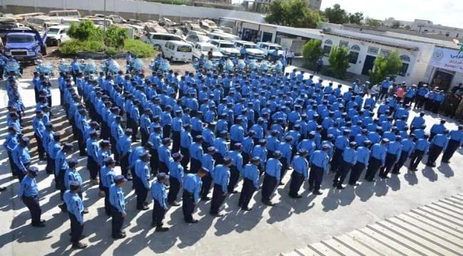 مدير عام شرطة المرور في عدن يوقف أحد أفراده ويحيله إلى المجلس التاديبي
