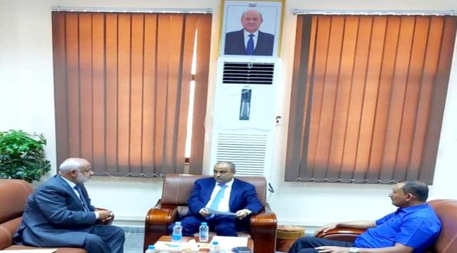 وزير المالية يناقش تحصيل إيرادات المناطق المحررة بمحافظة الحديدة