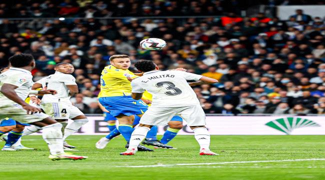 ريال مدريد يقلص الفارق مع برشلونة بفوز صعب على قادش