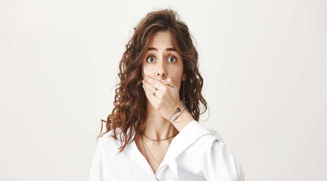 لإنقاص وزنها.. سيدة تغلق فمها بأسلاك «شائكة»